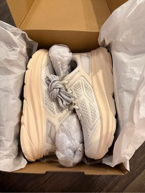 NWT Hoka One One Clifton One9 Sneakers - Womens size 7.5, men’s 6.5